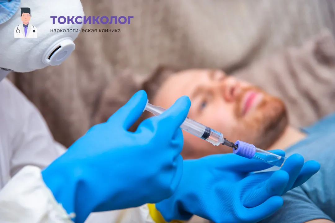 Врач берет анализы в процессе процедуры «Снятие ломки в Электростали»